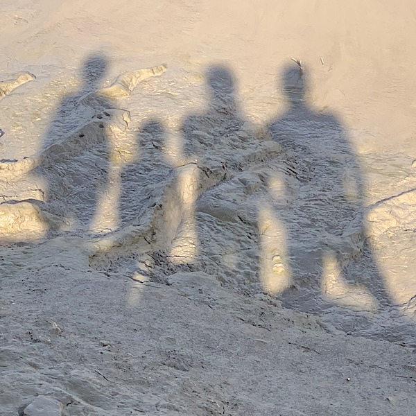 Schatten von 4 Menschen fotografiert (2 Erwachsene, 2 Kinder)